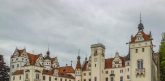 Hochzeit Rotes Kleid: Verzaubere Deine Gäste Mit Stil und Eleganz