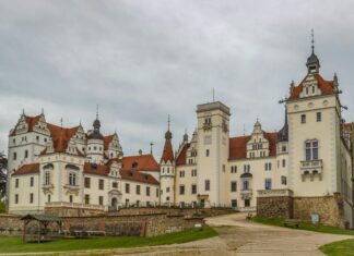 Hochzeit Rotes Kleid: Verzaubere Deine Gäste Mit Stil und Eleganz