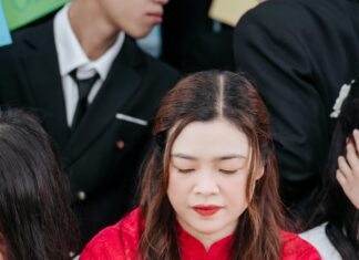 Blutsgeschwister Kleid: Entdecke Die Magie Von Einzigartiger Mode