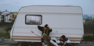 Emily Van Den Bergh Kleider: Entdecken Sie Die Neuesten Trends