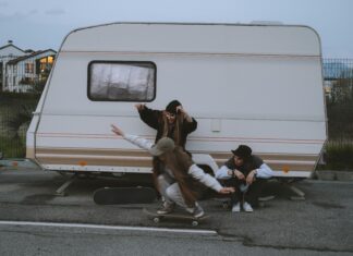 Emily Van Den Bergh Kleider: Entdecken Sie Die Neuesten Trends